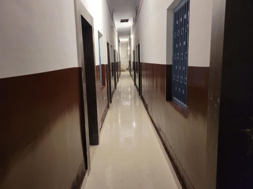 un couloir avec une longue allée avec des portes et un hallwayngthngthngthngthngth dans l'établissement Hotel Samman, à Siwān