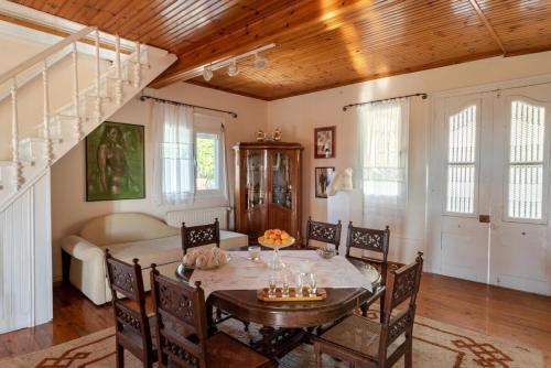 a dining room with a table and chairs at Art Gallery Villa Kefalonia Sea View and Breakfast in Kardhakáta