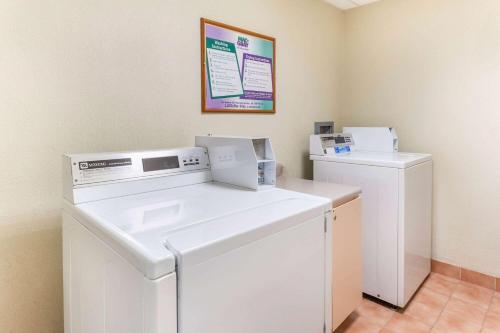 a laundry room with a washer and dryer at La Quinta by Wyndham Chicago Gurnee in Gurnee