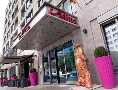 une statue d'une femme debout à l'extérieur d'un magasin dans l'établissement Adina Apartment Hotel Berlin Hackescher Markt, à Berlin