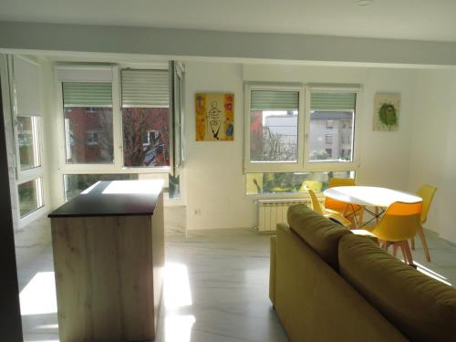 sala de estar con sofá y mesa en Apartamento JARDIN DELUZ, con Wifi y Parking privado gratis, en Santander