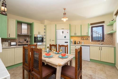 Кухня или мини-кухня в Villa Bolios Sea view Private Pool
