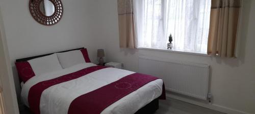 1 dormitorio con cama y ventana en Appendix 254, en Oldbury