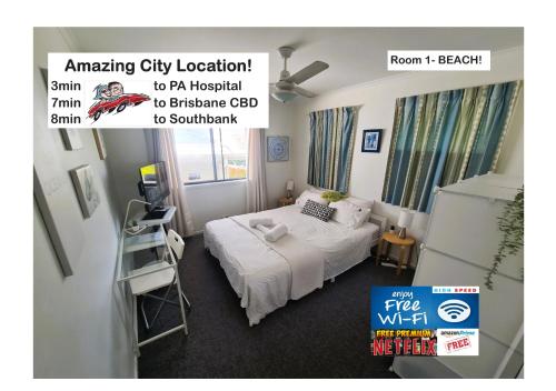 una habitación con una cama y una escalera en ella en Amazing City Location-Private Room in a Share House-2 Rooms available!! en Brisbane
