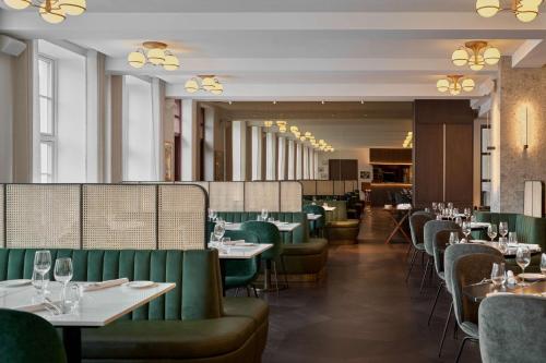 En restaurant eller et andet spisested på Iceland Parliament Hotel, Curio Collection By Hilton
