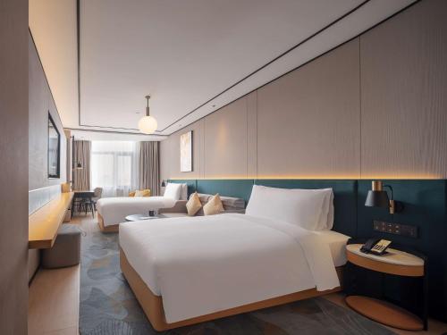 Ένα ή περισσότερα κρεβάτια σε δωμάτιο στο Hilton Garden Inn Beijing Temple Of Heaven East Gate Station l Free Laundry Facility