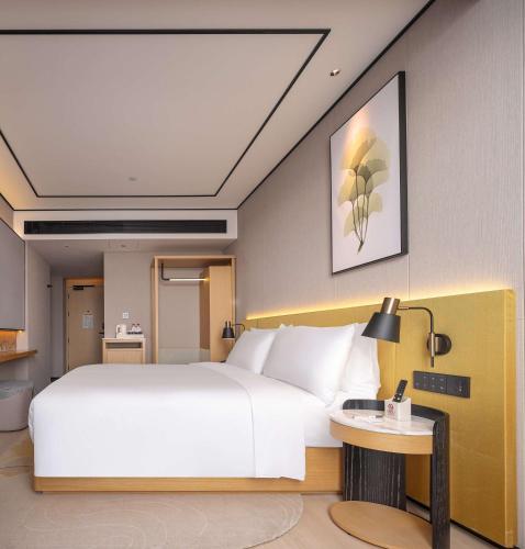 Ένα ή περισσότερα κρεβάτια σε δωμάτιο στο Hilton Garden Inn Beijing Temple Of Heaven East Gate Station l Free Laundry Facility