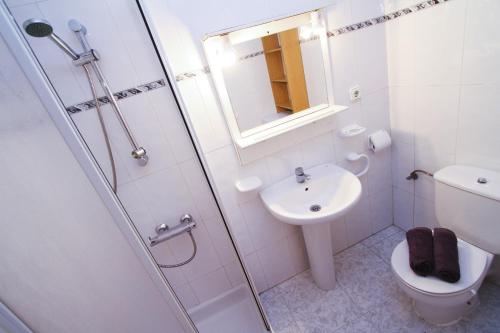 薩洛的住宿－Carlos 5 Planet Costa Dorada，浴室配有卫生间、盥洗盆和淋浴。