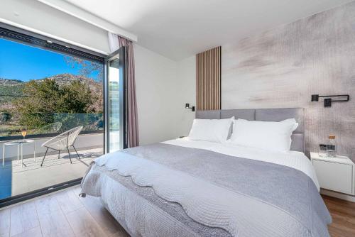 1 dormitorio con 1 cama grande y balcón en Hillside Rest, en Čelopeci