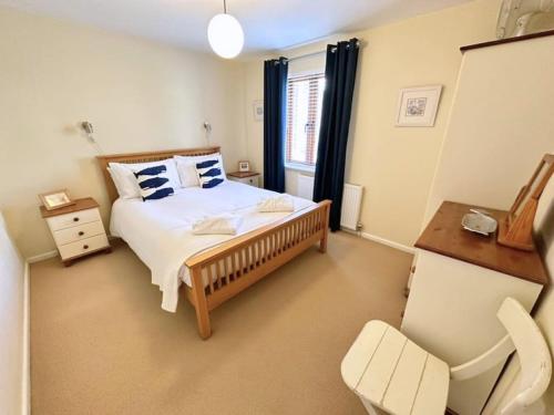 Voodi või voodid majutusasutuse Pebbledrift Cottage - Charlestown Cornwall toas