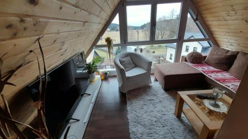 Una sala de estar con un sofá y un televisor. en Ferienwohnung im Traumhaus, en Werda