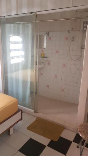 une douche avec une porte vitrée dans une salle de bain dans l'établissement Guest House THANH, à Hô-Chi-Minh-Ville
