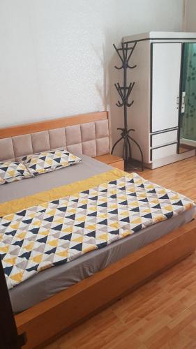 Cette chambre comprend un grand lit avec un matelas en damier. dans l'établissement Guest House THANH, à Hô-Chi-Minh-Ville