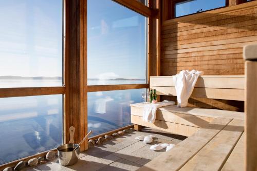 a room with a large window with a bench and a table at Strandflickornas Husen invid Havet in Lysekil