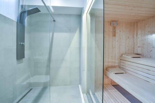 een douche met een glazen deur in een sauna bij Light Star I in Kaštela