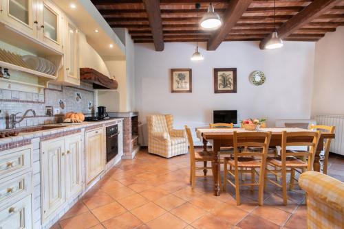 eine Küche mit einem Tisch und einem Esszimmer in der Unterkunft Agriturismo La Valle A Polvereto in Tavarnelle in Val di Pesa