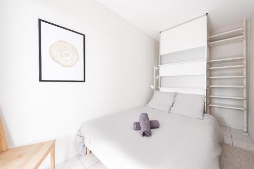 une chambre avec un lit avec un animal en peluche dessus dans l'établissement T2 Centre Ville avec Parking Gratuit et Jardin, à Toulouse