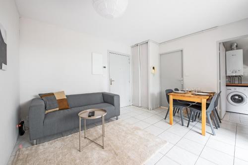 un salon avec un canapé et une table dans l'établissement T2 Centre Ville avec Parking Gratuit et Jardin, à Toulouse