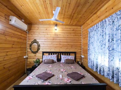 En eller flere senge i et værelse på The Elegance Wooden Villa