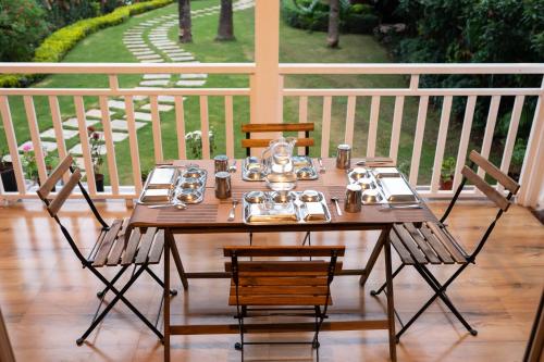 En balkon eller terrasse på The Elegance Wooden Villa