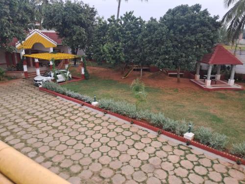 patio trasero con parque infantil y zona de juegos en SS HOME STAY, en Bangalore