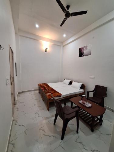 Habitación con cama, mesa y sillas. en INDIAN PALACE (near ganga ghat), en Varanasi