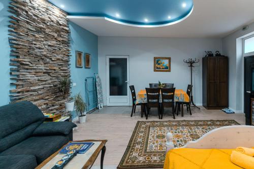 sala de estar con sofá y mesa en Luxury Studio for 3 persons, near Carevec, Veliko Tarnovo, en Veliko Tŭrnovo