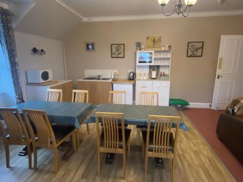 eine Küche und ein Esszimmer mit einem Tisch und Stühlen in der Unterkunft Forse of Nature in Latheron