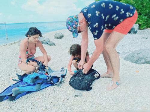 妮蘭朵南環礁的住宿－Rindali Maldives Maaenboodhoo，两个女人和一个孩子在海滩上玩耍