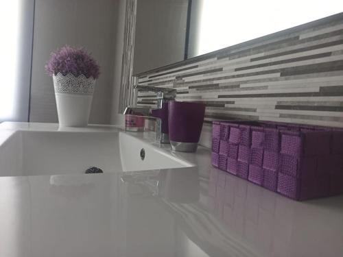 uma casa de banho com um lavatório branco e um espelho. em Casa para relajarse, con vistas. em Caravaca de la Cruz