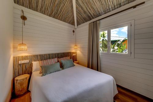 una camera con un letto bianco e una finestra di Camping & Resort Sangulí Salou a Salou