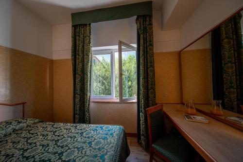 a bedroom with a bed and a window at Hotel Mary in Vicenza