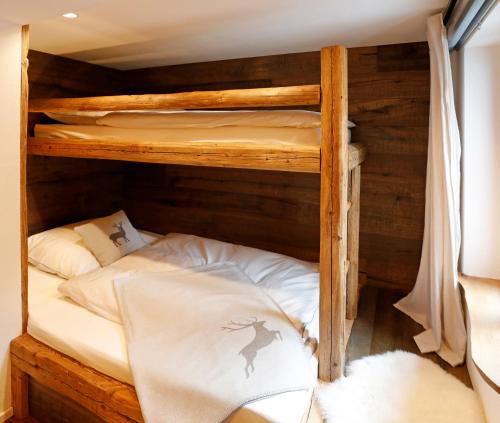 - deux lits superposés dans une chambre dans l'établissement Nuss-Chalet, à Winkl