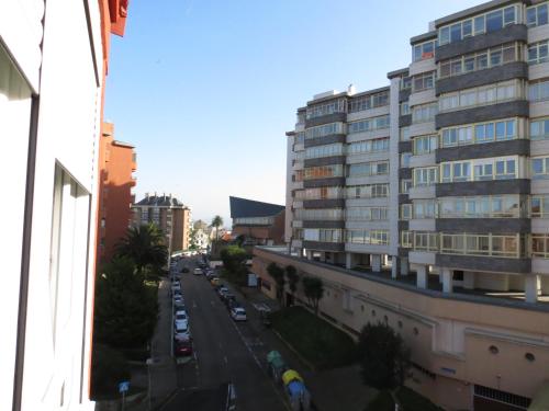 vistas a una calle de la ciudad con un edificio alto en Apartamento AIRES DEL NORTE, con WiFi gratis en Santander
