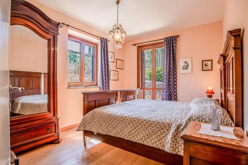- une chambre avec un lit, une commode et un miroir dans l'établissement Casa San Felo, à Casa Tonietti