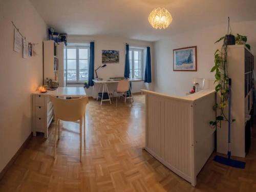 Ruang duduk di Glamorous Apartment in the Heart of Fribourg