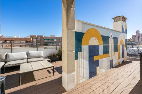 un balcón con un mural en el lateral de un edificio en Feelathome Waldorf Suites Apartments, en Madrid