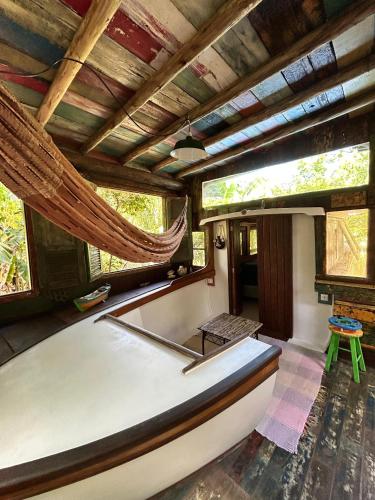 um quarto com uma mesa de bilhar numa casa em Casa Barco Campeche em Florianópolis