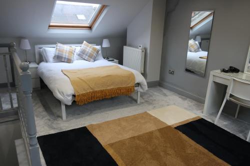 een slaapkamer met een bed en een grote spiegel bij Relax & Unwind In A Stunning 3BD Home in Sheffield in Sheffield