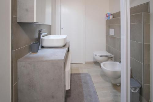 La salle de bains est pourvue d'un lavabo et de toilettes. dans l'établissement HouseImperia, à Imperia