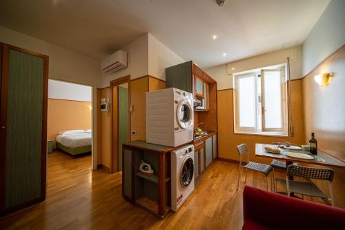 a room with a washer and dryer in it at Hotel Mary in Vicenza