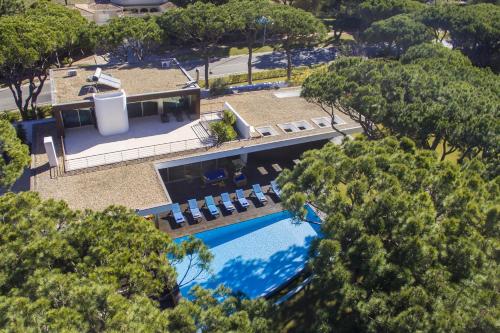 an overhead view of a swimming pool with trees at Villa Golf in Vilamoura