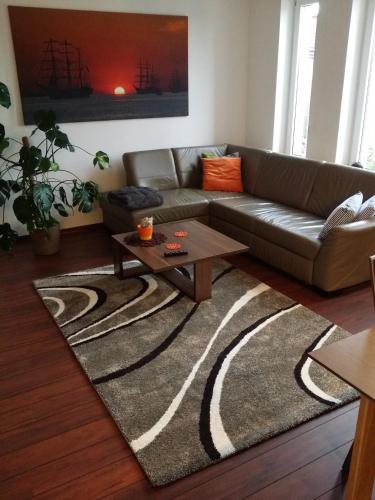 a living room with a couch and a coffee table at Apartament Słupsk in Słupsk