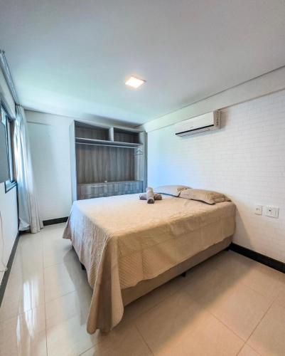 a bedroom with a large bed in a room at Manhattan Beach Riviera Aquiraz in Aquiraz