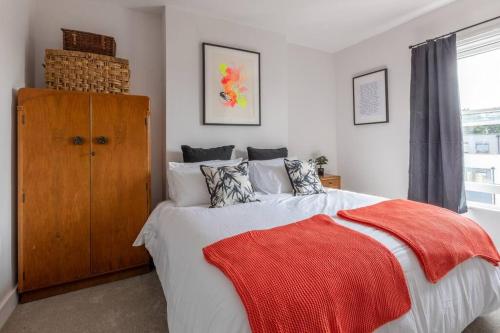 Un dormitorio con una cama con una manta roja. en Large two bedroom Apartment in Cliftonville, en Kent