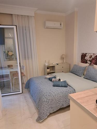 een slaapkamer met een bed, een bureau en een spiegel bij Domenica studios 1 in Thessaloniki
