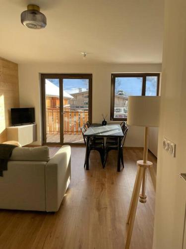 un salon avec une table et un canapé dans l'établissement Chalet Saint Victor, Praz sur Arly, à Praz-sur-Arly