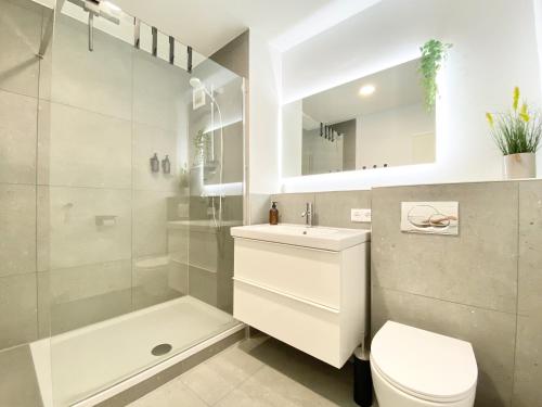 Ένα μπάνιο στο Snug Stays 2 - Design 1-Zimmer-Studio am See mit Terrasse, Garten, Badestelle vor dem Haus