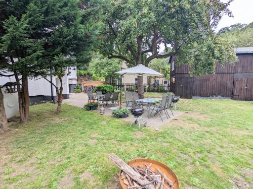 a backyard with a table and chairs and an umbrella at H1 - Urlaubsmagie - Pool & Terrasse zum Entspannen in Sebnitz