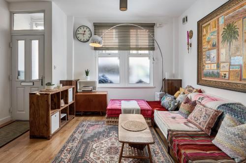 a living room with a couch and a table at Boujee & chic city centre house in Oxford